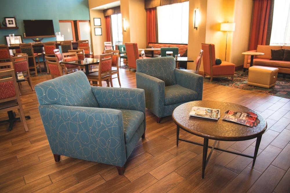 Hampton Inn & Suites Грили Экстерьер фото