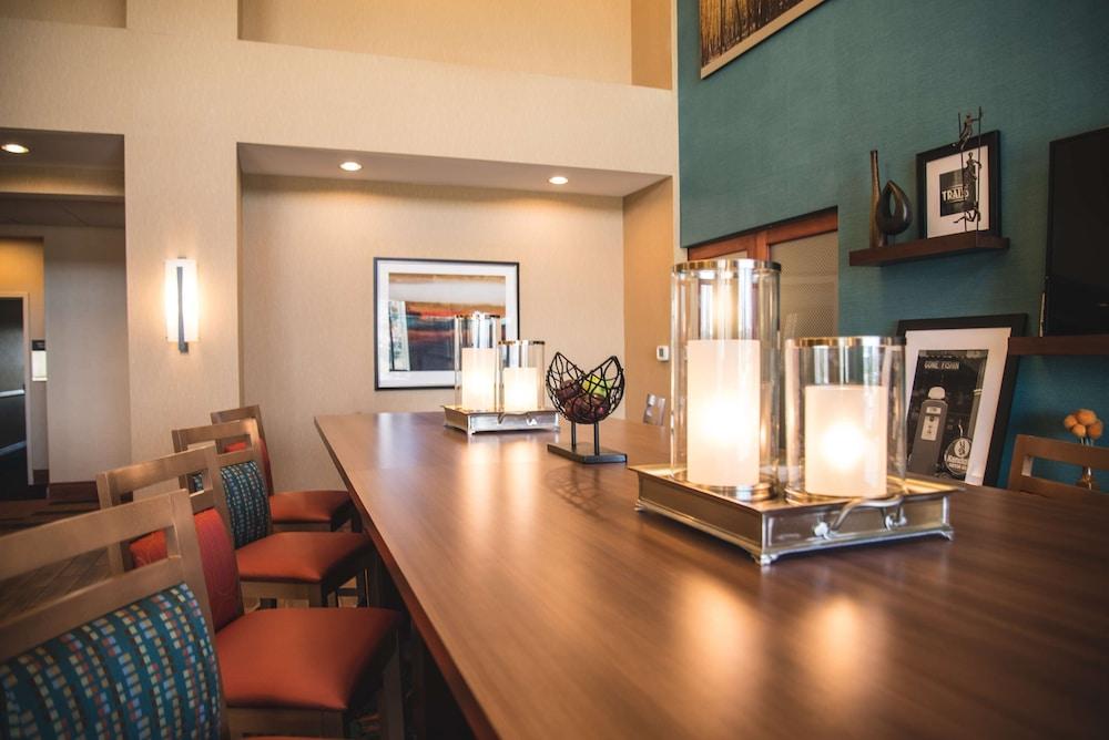 Hampton Inn & Suites Грили Экстерьер фото