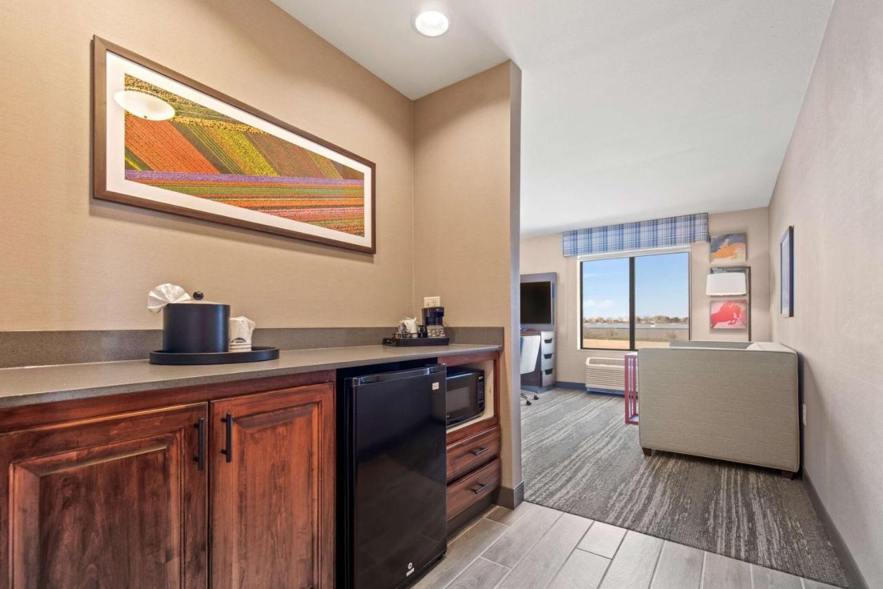 Hampton Inn & Suites Грили Экстерьер фото
