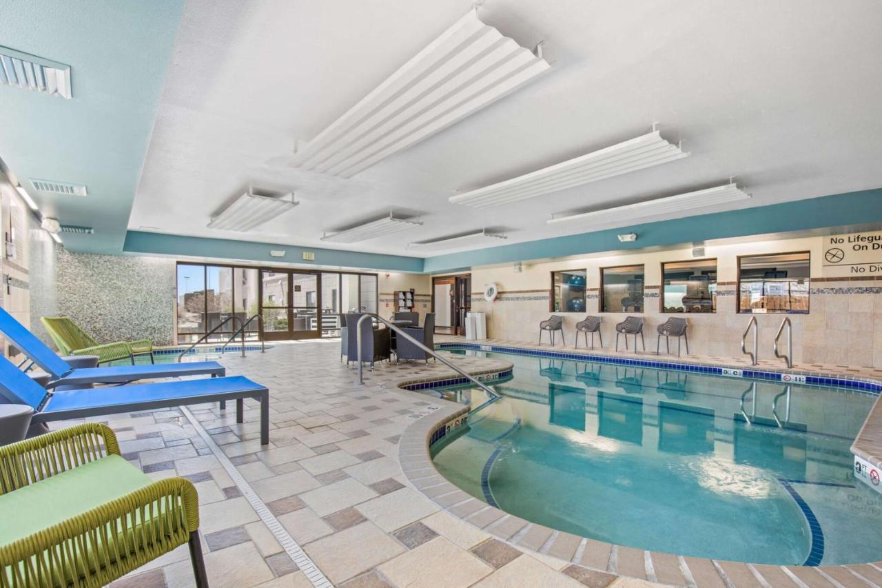 Hampton Inn & Suites Грили Экстерьер фото