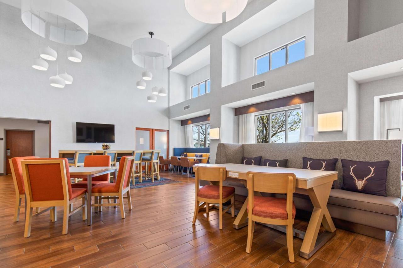 Hampton Inn & Suites Грили Экстерьер фото