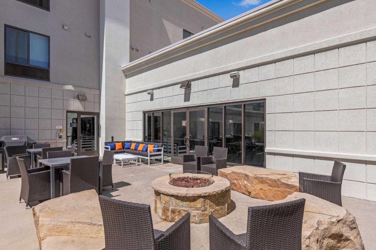 Hampton Inn & Suites Грили Экстерьер фото