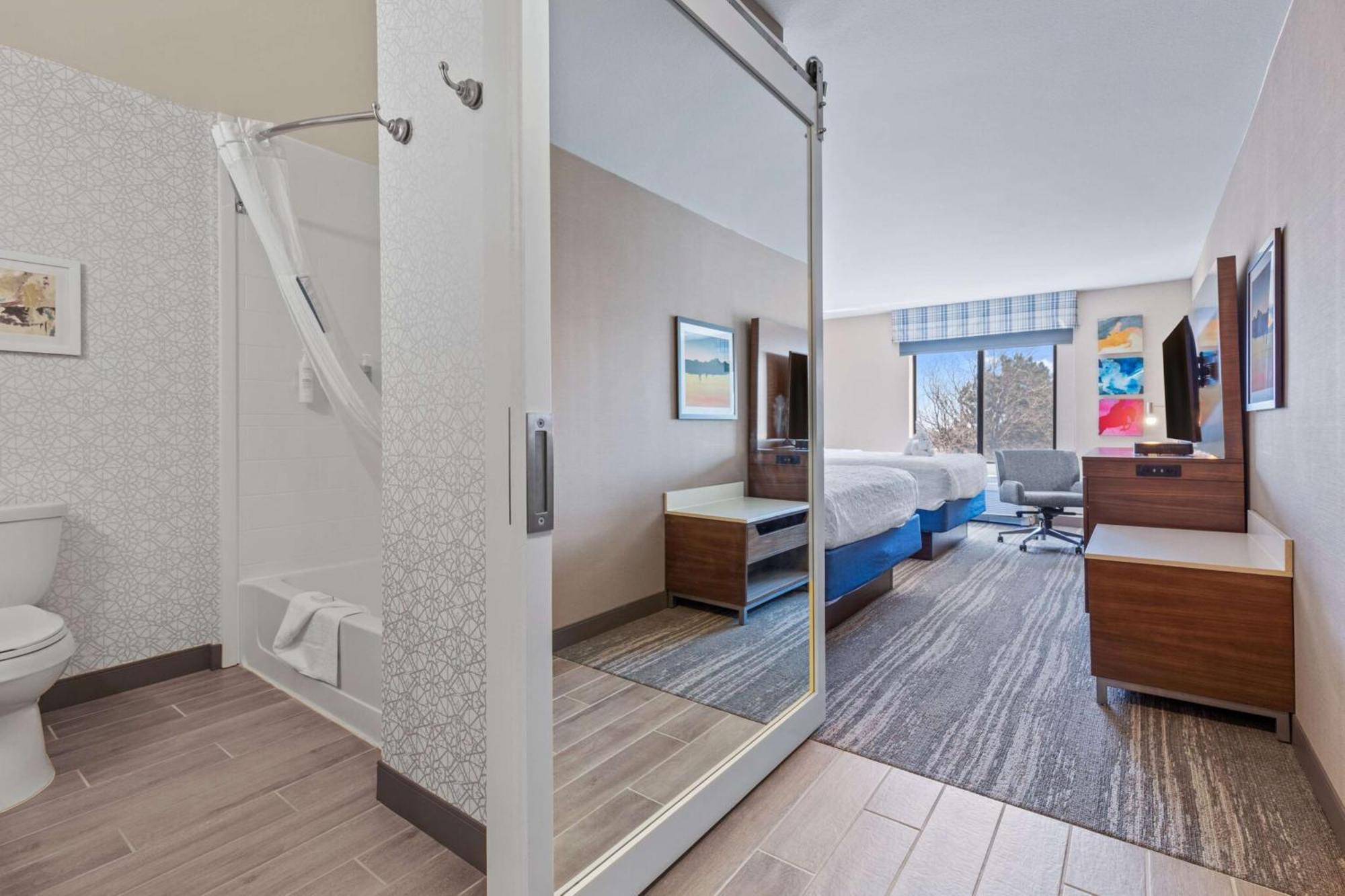Hampton Inn & Suites Грили Экстерьер фото
